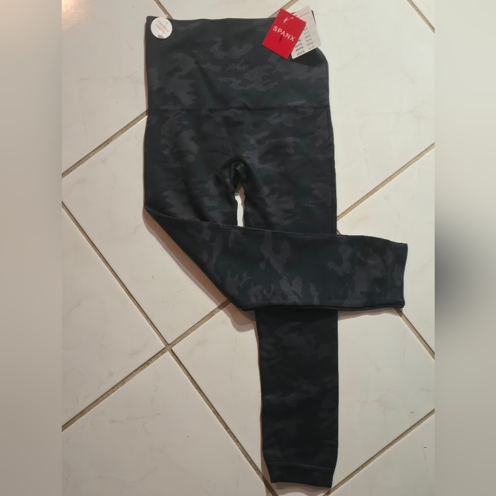 Spanx Black Camo Cropped Leggings Pants Capris Look At Me Now Gym Compression - Picture 11 of 13